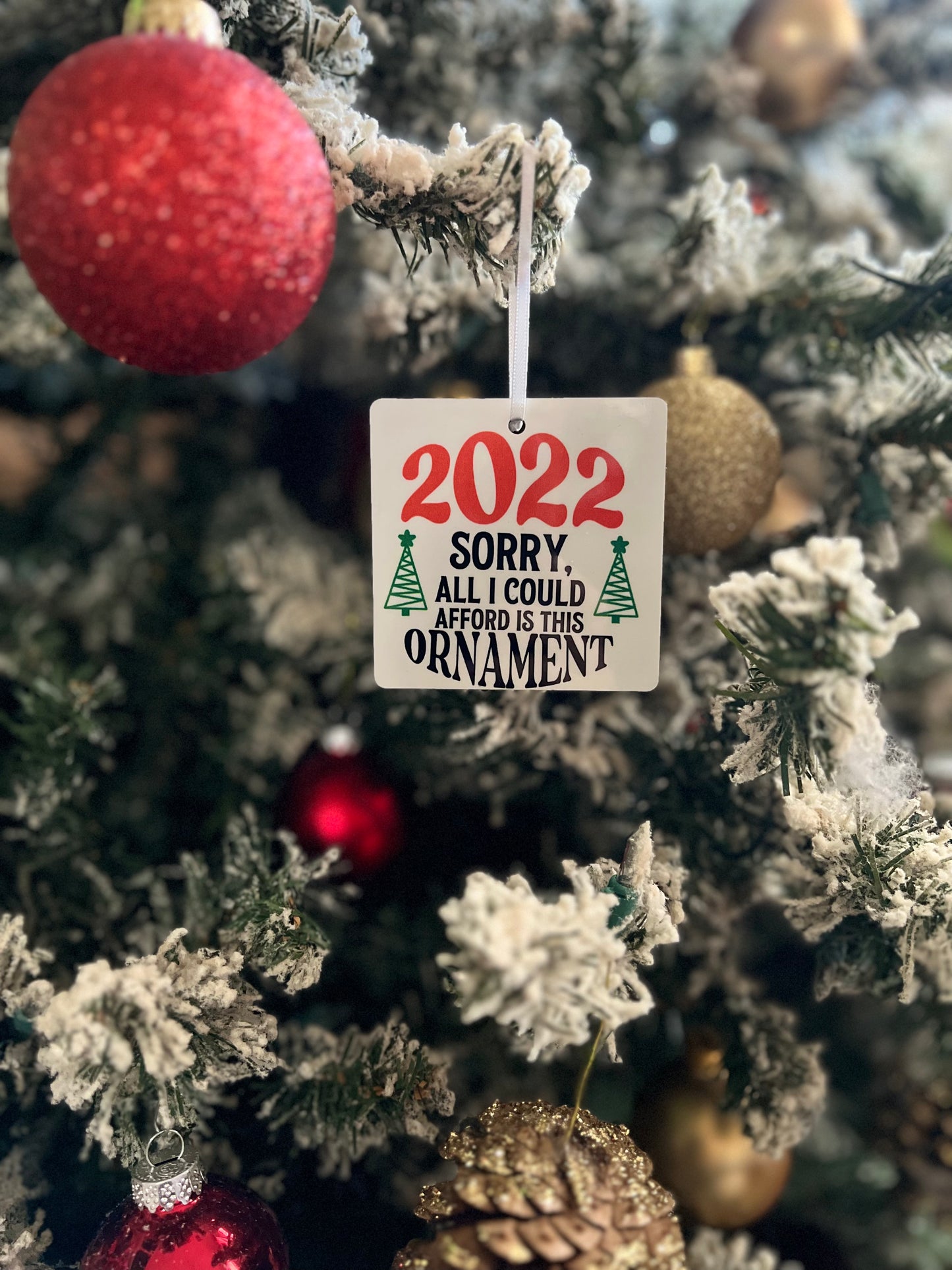 JenDore Fait à la main « 2022 Désolé, tout ce que je pouvais me permettre, c'est cet ornement » Ornement de Noël en bois 