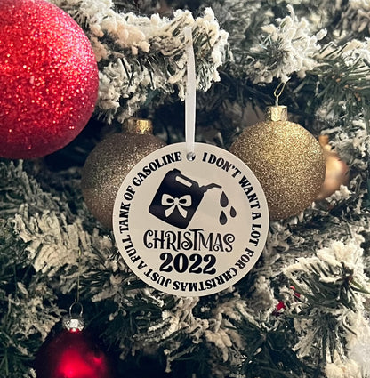 JenDore Fait à la main « Tout ce que je veux pour Noël, c'est un réservoir plein d'essence » Ornement de Noël en bois 