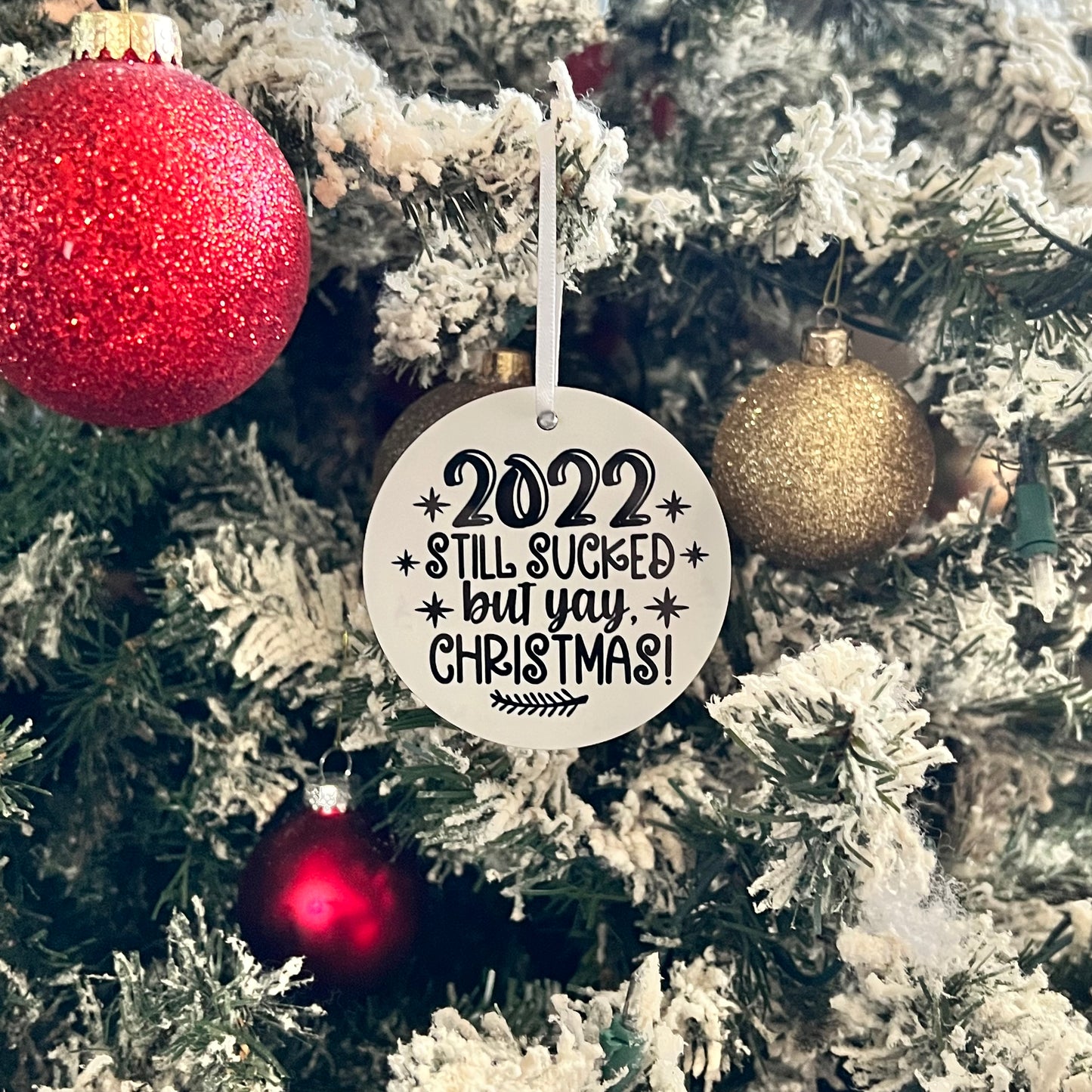 JenDore Adorno navideño de madera hecho a mano "2022 Still Sucked but yay Christmas" 