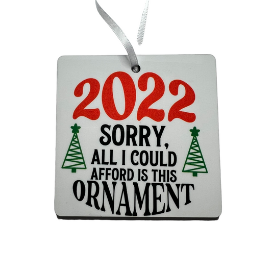 JenDore Hecho a mano "2022 Lo siento, todo lo que pude permitirme es este adorno" Adorno navideño de madera 